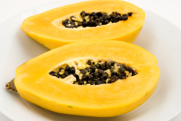 皿の上のカットパパイア