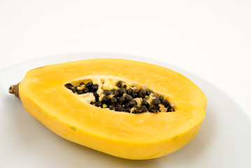 皿の上のカットパパイア