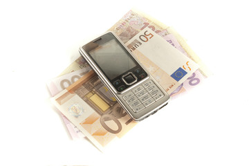 мобильный телефон и деньги  белый фон
