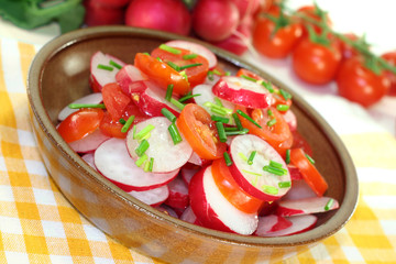 Radieschen-Tomaten-Salat