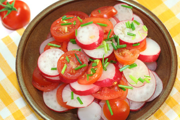 Radieschen-Tomaten-Salat