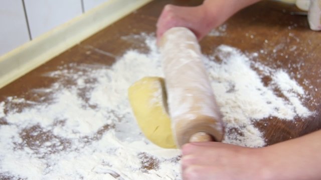 Pl&auml;tzchen backen - Teig ausrollen