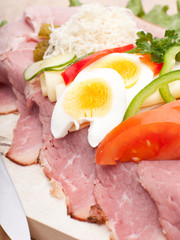 Belegtes Brot mit Messer daneben