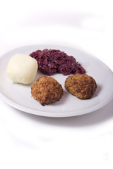 Frikadelle mit Rotkohl und Kloß hochformat