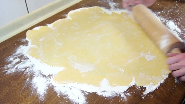 Pl&auml;tzchen backen - Teig ausrollen