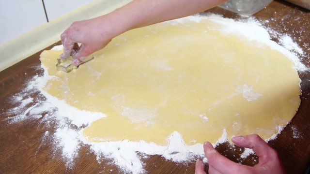 Pl&auml;tzchen backen - Teig ausrollen
