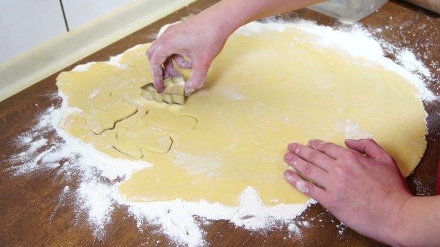 Pl&auml;tzchen backen - Teig ausrollen