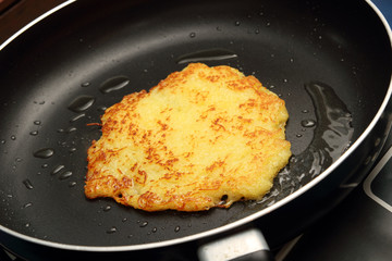 Kartoffelpuffer in der Pfanne