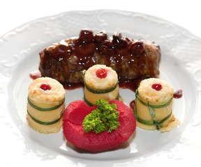 Venison with quince in cherry broths