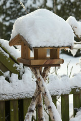 Vogelfutterhaus im Winter