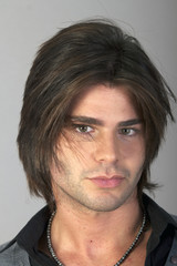 modello uomo capelli e acconciatura