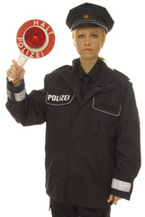 Polizistin mit Polizeikelle