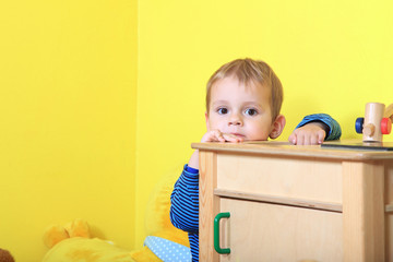 Kleinkind im Kinderzimmer