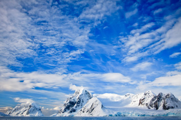 Obraz premium Snow-capped mountains