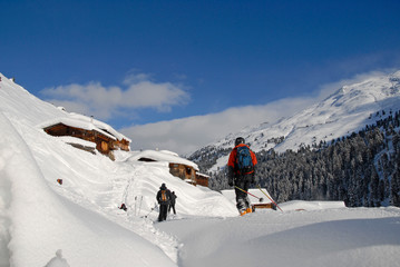 Skifahrer, Skihütten, Winterlandschaft