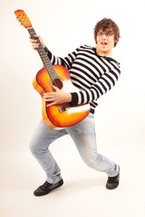 Ein junger Mann spielt Gitarre