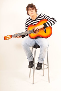 Junger Gitarrenspieler