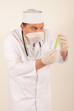 Ein Laboranrt eindeckt einen neuen Impfstoff