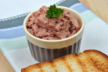 Geflügelleberwurst und Toastbrot