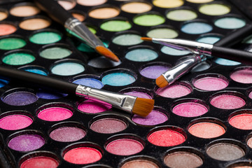 Farbpalette mit Pinsel für Makeup