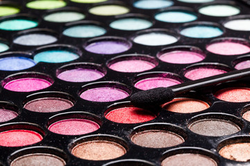 Makeuppalette mit verschiedenen bunten Farben