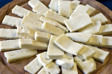 Tagliere con fette di formaggio pecorino