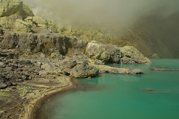 Gelbe Schwefelmine mit blauem See im Vulkan, Ijen Plateau © Bastian Linder