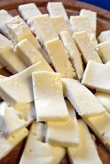Tagliere con fette di formaggio pecorino 2