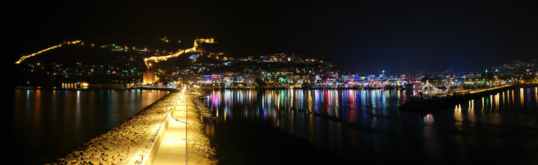 Fototapeta na wymiar Alanyan portu panorama z molo w nocy
