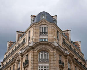 Fototapeta na wymiar Parisian Apartment on Corner