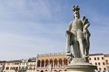Fototapeta na wymiar Włochy, Padwa: Warlord posągi placu Prato della Valle