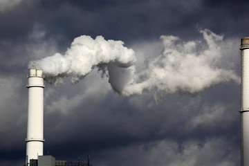 Schornstein, Kohlekraftwerk, weisser Rauch, dunkler Himmel
