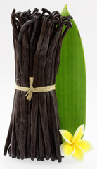 gousses de vanille Bourbon et fleur de frangipanier