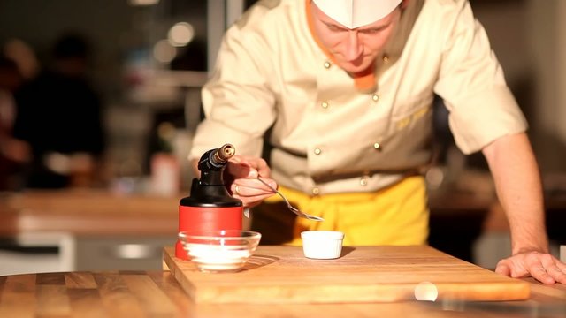 Profi Koch flambiert Cr&egrave;me br&ucirc;l&eacute;e
