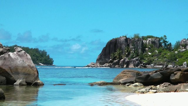 Strand mit Granitfelsen