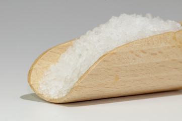 grobes Salz in Holzschäufelchen