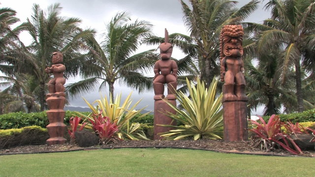 Hawaiian Tiki statues