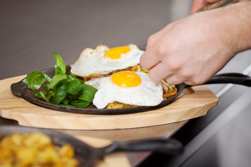 spiegelei und bratkartoffeln in der pfanne