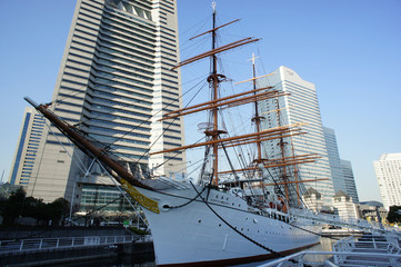Fototapeta na wymiar Nippon Maru i Landmark Tower