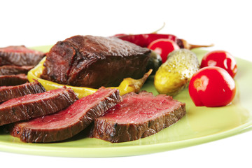 beef slices with pepprs and cucumbers