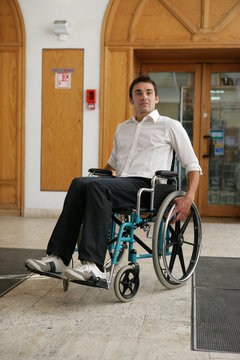 Handicap escalier mécanique