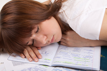 Студентка спит на тетрадях