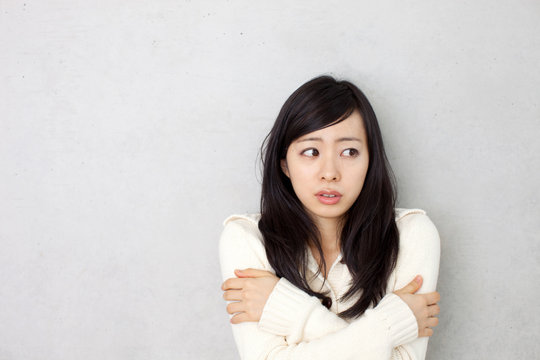 寒さに震える女性