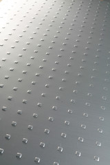 Plaque d'acier pour d&eacute;coration avec motifs anti-glisse