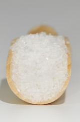 grobes Salz in Holzschäufelchen