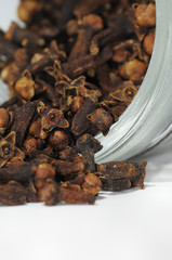 Gewürznelken im Glas