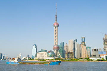 Naklejka premium Oriental Pearl TV Tower Huangpu River Pudong Shanghai, China