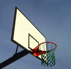 panier de basket sur fond ciel bleu