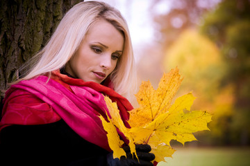 woman in the autumn park