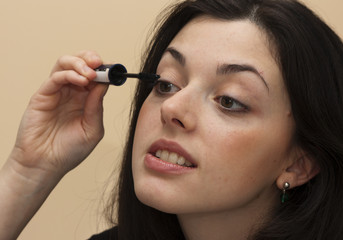 Ragazza col mascara